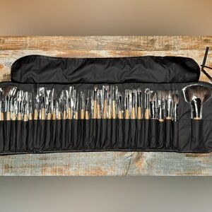 Yuwaku 32 piece professional makeup brush set.
